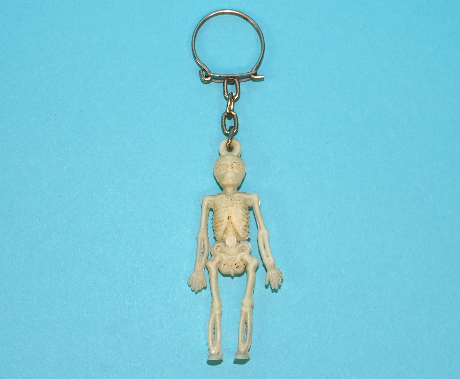 VINTAGE KEYRING KEYCHAIN PVC NOVELTY HUMAN SKELETON FIGURE 1960s HOLLAND - Image 2