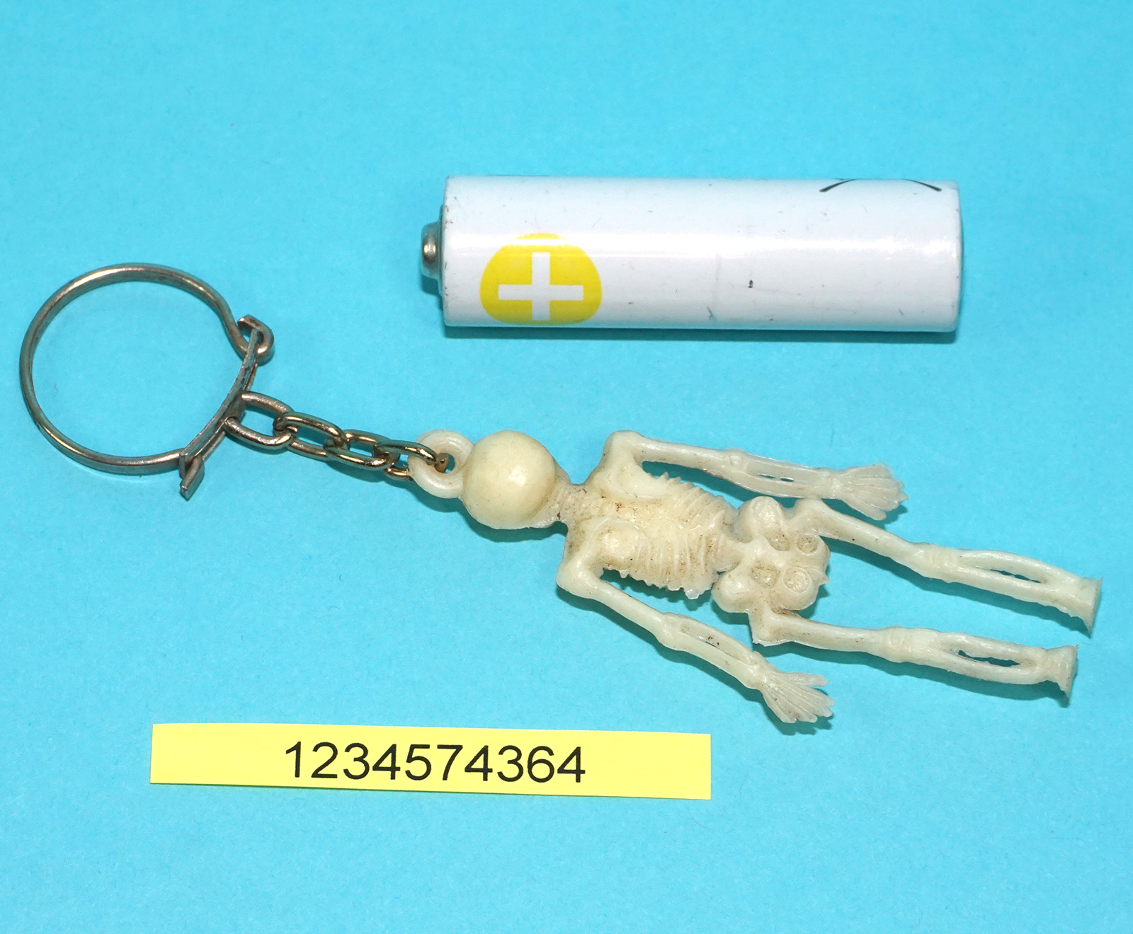 VINTAGE KEYRING KEYCHAIN PVC NOVELTY HUMAN SKELETON FIGURE 1960s HOLLAND - Image 3