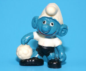 SMURFS KNOCK-OFF 20068 FOOTBALL SMURF GROTESQUE W. GERMANY COO DUTCH KO 1980s BOOTLEG