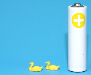 MODEL FIGURES FARM SERIES DUCKLING (2X) 1:32 SCALE 1960 REISLER DENMARK TIMPO BRITAINS ELASTOLIN