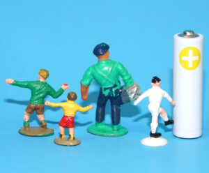 MODEL TOY FIGURES SPOT-ON MECHANIC & PLAYING CHILDREN 1:43 SCALE 1950s TRI-ANG MINIC ENGLAND