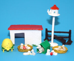 MODEL TOY FIGURES FARM EQUIPMENT STY BEEHIVE DOG KENNEL DOVECOTE 1:32 SCALE 1950s TAYLOR & SONS ENGLAND BRITAINS TIMPO