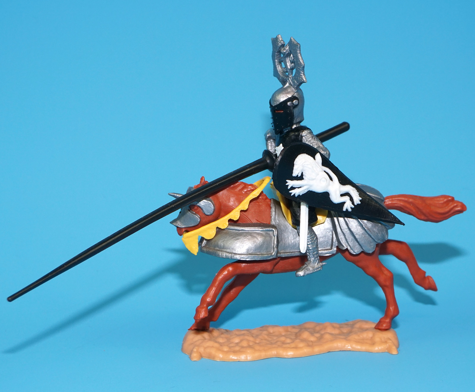 TIMPO TOYS SWOPPETS MEDIEVAL SERIES VISOR KNIGHT JOUSTING 1960s ENGLAND BRITAINS ELASTOLIN - Image 2