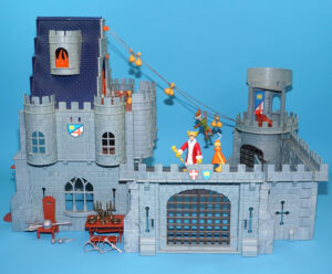 DISNEY HEROES ROBIN HOOD CASTLE PLAYSET NEAR COMPLETE 2004 FAMOSA READ
