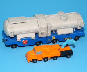 TRANSFORMERS G1 MICROMASTER TANKER TRANSPORT NOT COMPLETE PIPELINE & GUSHER 1990 HASBRO