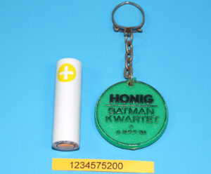 BATMAN KEYRING KEYCHAIN DUTCH PROMOTIONAL KWARTET #4 ‘BATCAR’ 1966 HONIG PROMO HOLLAND