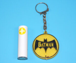 BATMAN KEYRING KEYCHAIN DUTCH PROMOTIONAL KWARTET #1 BAT-INSIGNIA 1966 HONIG PROMO HOLLAND