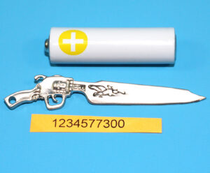 FINAL FANTASY VIII PEWTER SQUALL BLADE NECKLACE CHARM