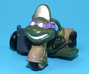 TMNT TEENAGE MUTANT NINJA TURTLES MINI MUTANTS TRANSPORT MILITARY TURTLE CYCLE 1994 PLAYMATES