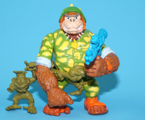 TMNT TEENAGE MUTANT NINJA TURTLES EURO SGT BANANAS BLUE ACCESSORIES NEAR COMPLETE 1991 PLAYMATES HTF