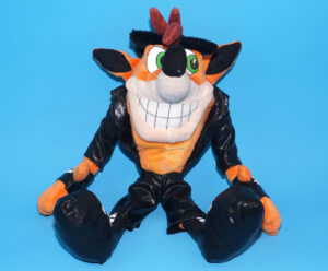 CRASH BANDICOOT 13″ PLUSH SOFT TOY BIKER OUTFIT 2002 UNIVERSAL PLAY-BY-PLAY
