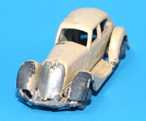 BRITAINS LILLIPUT LV602 SALOON CAR SOLID PLASTIC WHEELS 1950 BRITAINS LTD ENGLAND