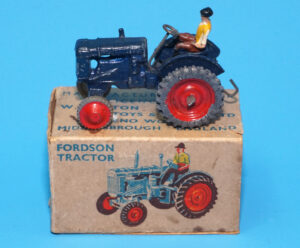 BRITAINS LILLIPUT LV604 FORDSO TRACTOR & DRIVER IN ORIGINAL BOX 1946 BRITAINS LTD ENGLAND READ