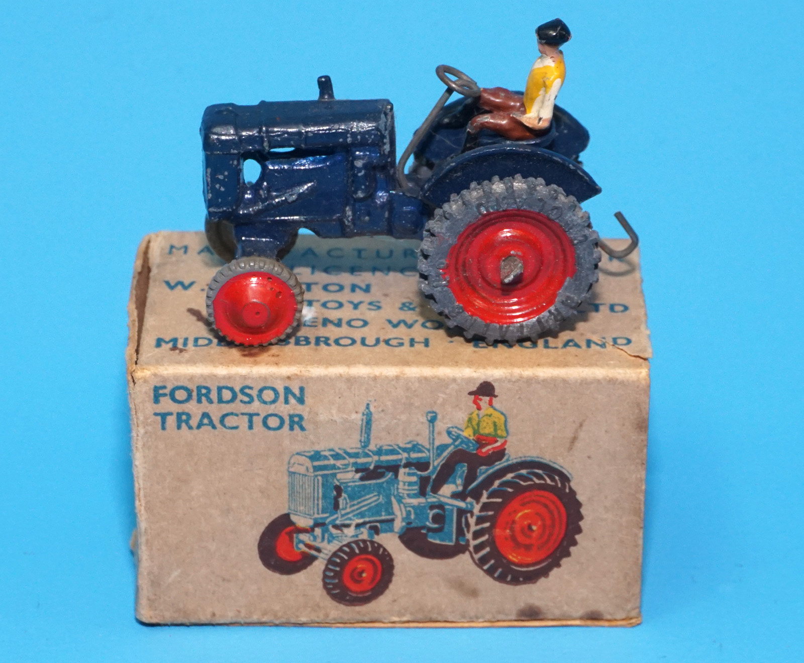 BRITAINS LILLIPUT LV604 FORDSO TRACTOR & DRIVER IN ORIGINAL BOX 1946 BRITAINS LTD ENGLAND READ - Image 2