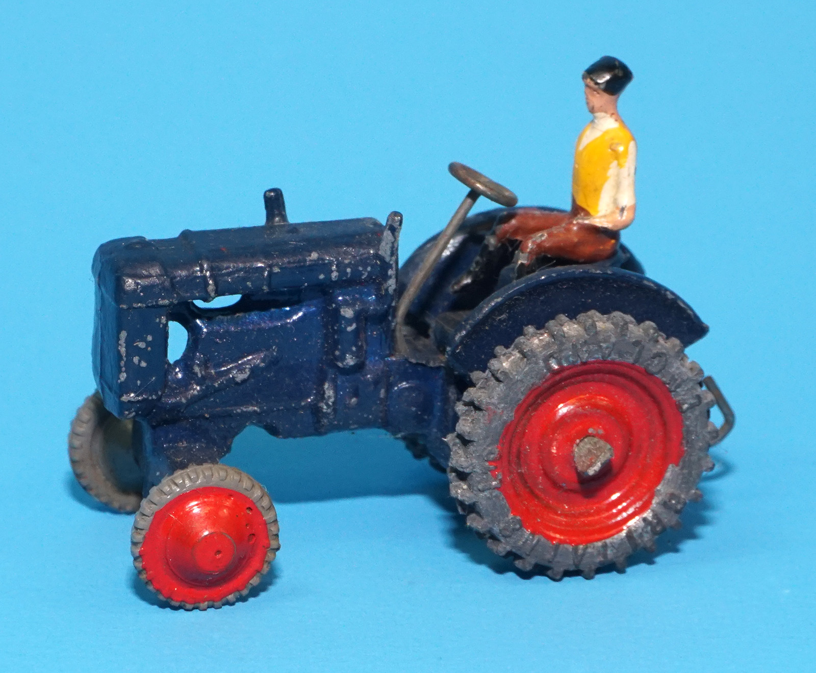 BRITAINS LILLIPUT LV604 FORDSO TRACTOR & DRIVER IN ORIGINAL BOX 1946 BRITAINS LTD ENGLAND READ - Image 3