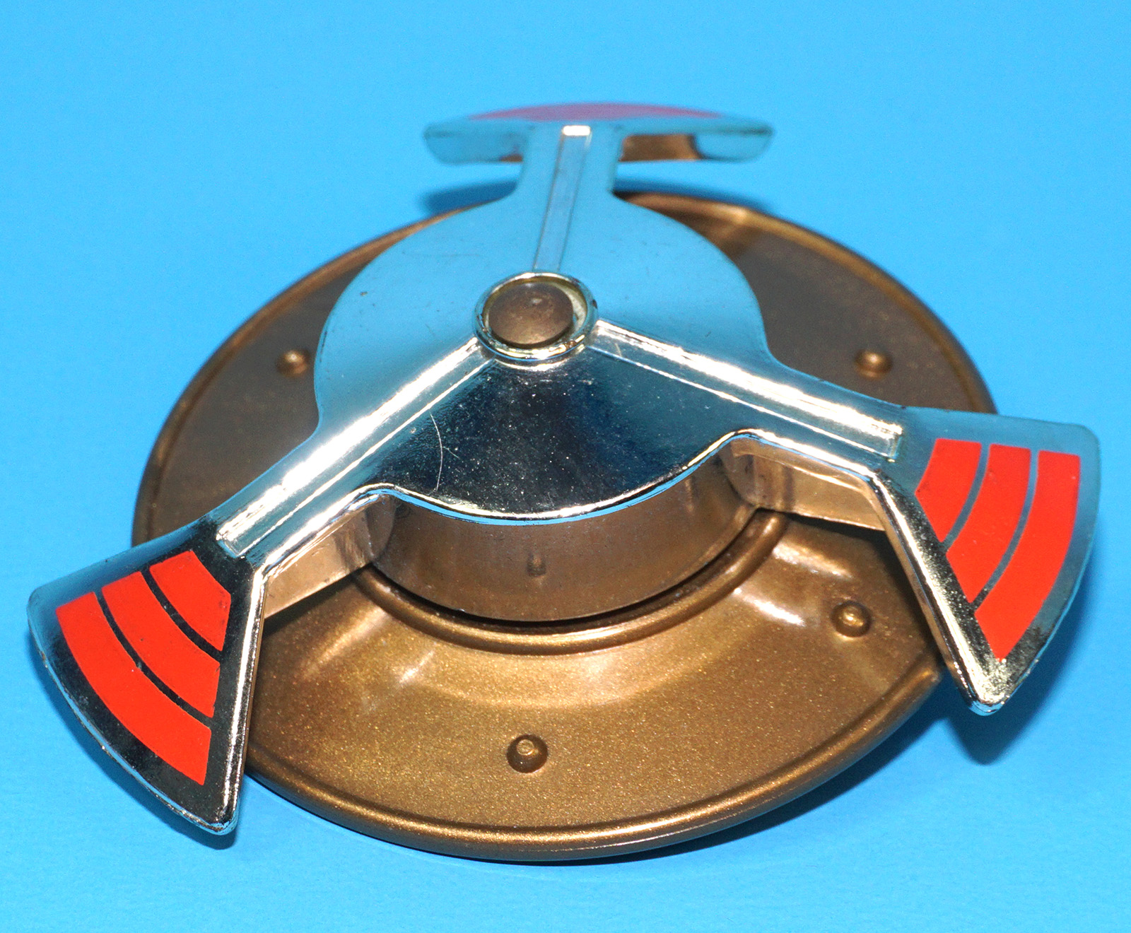MOTU HE-MAN MASTERS OF THE UNIVERSE ORIGINAL SPARE PART FLYING FISTS HE-MAN SPINNING SHIELD 1985 MATTEL - Image 2