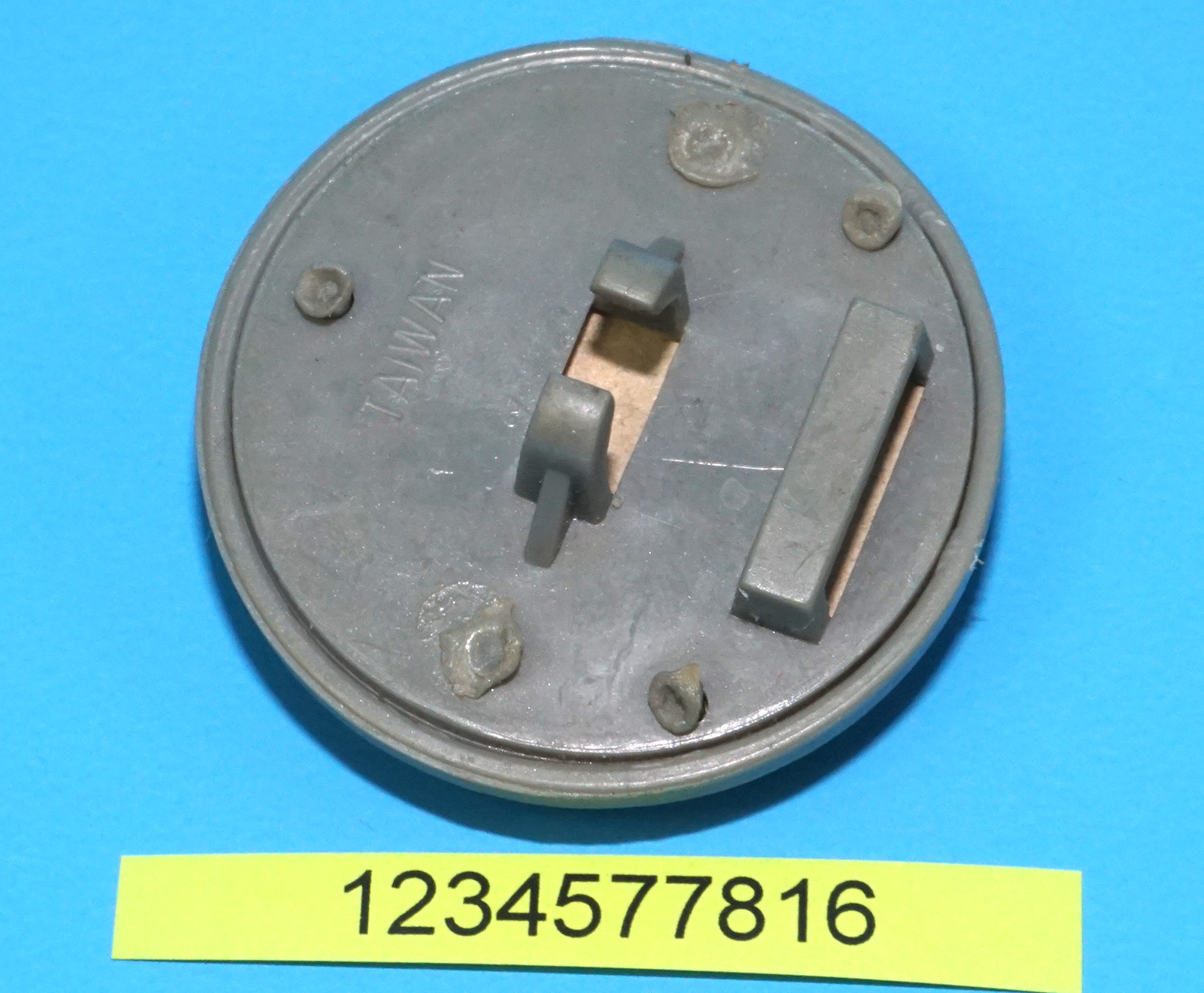 MOTU HE-MAN MASTERS OF THE UNIVERSE ORIGINAL SPARE PART HE-MAN SHIELD TAIWAN 1981 MATTEL - Image 2