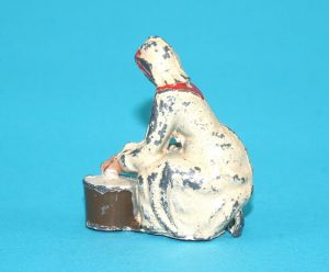 BRITAINS LEAD FARM No. 537 MILKMAID ON STOOL MILKING 1930s ENGLAND