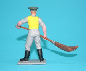 BRITAINS ZOO #1392 KEEPER WITH BROOM 1960s ENGLAND