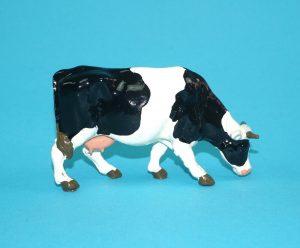 BRITAINS LEAD FARM No. 539 COW FEEDING 1940s ENGLAND
