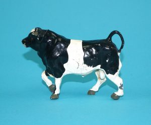BRITAINS LEAD FARM No. 573 BULL WALKING 1940s ENGLAND