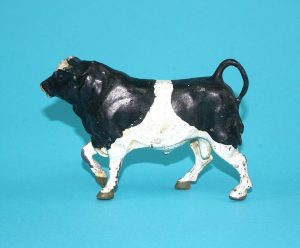 BRITAINS LEAD FARM No. 573 BULL WALKING 1940s ENGLAND