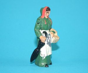 BRITAINS LEAD FARM No. 502 FARMER’S WIFE WITH BASKET AND UMBRELLA 1920s ENGLAND