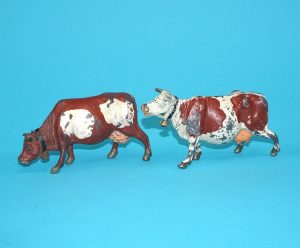 TIMPO TOYS LEAD FARM CATTLE DROVER & COWS 1950s ENGLAND BRITAINS